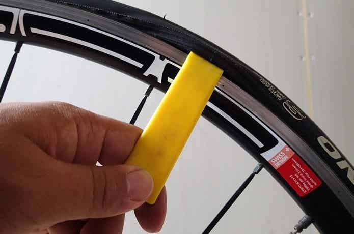 タイヤレバーでタイヤを外す