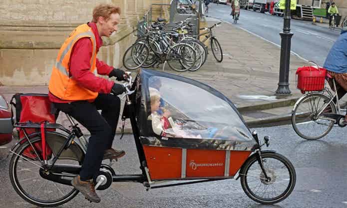 子どもを乗せたカーゴバイク