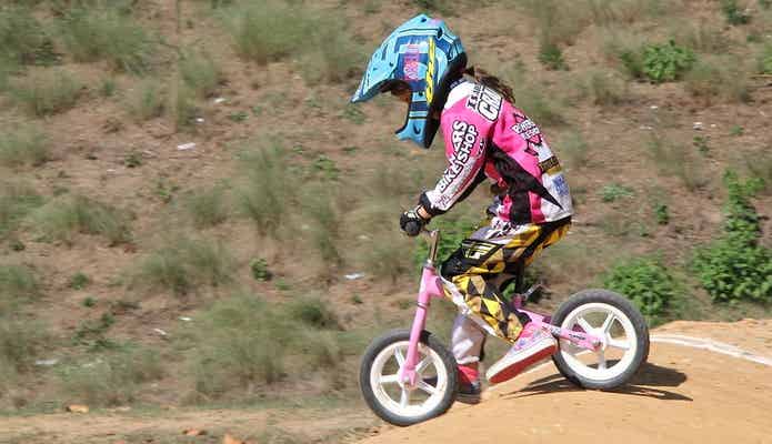 フルフェイスのヘルメットで自転車に乗る子ども