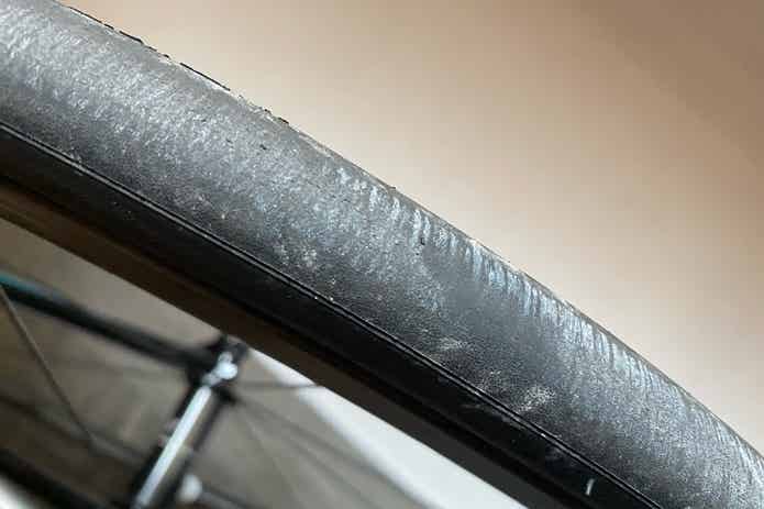 すり減ったタイヤの表面