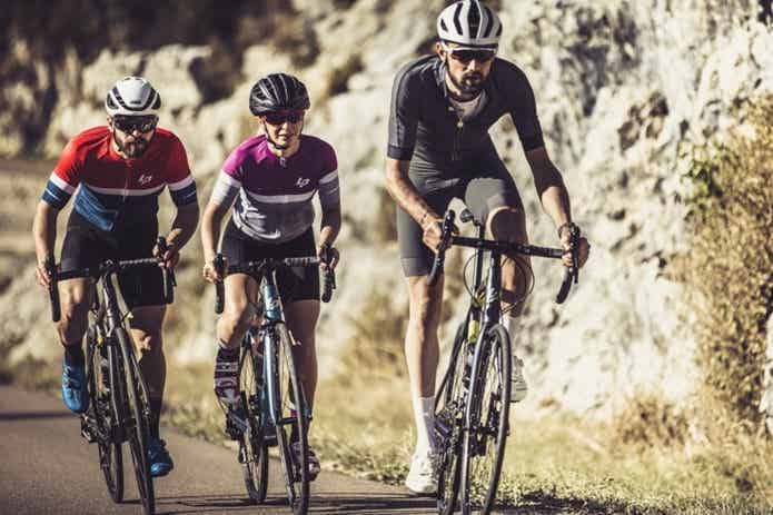 ラピエールのロードバイクに乗る男女