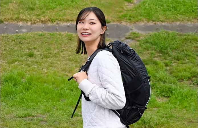 リュックを背負う女性