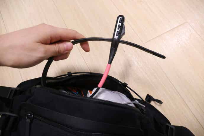 ヒップロックをバッグにしまう様子