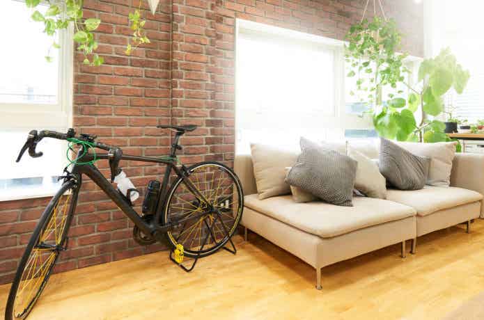 室内保管するロードバイク