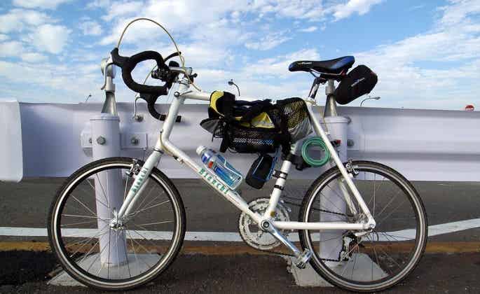 荷物を積んだミニベロロードと青空