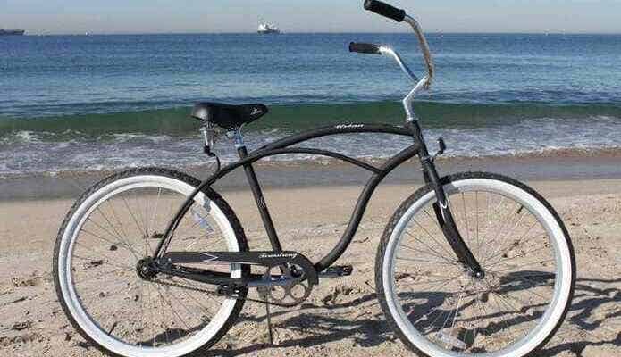 海辺に置かれたビーチクルーザー