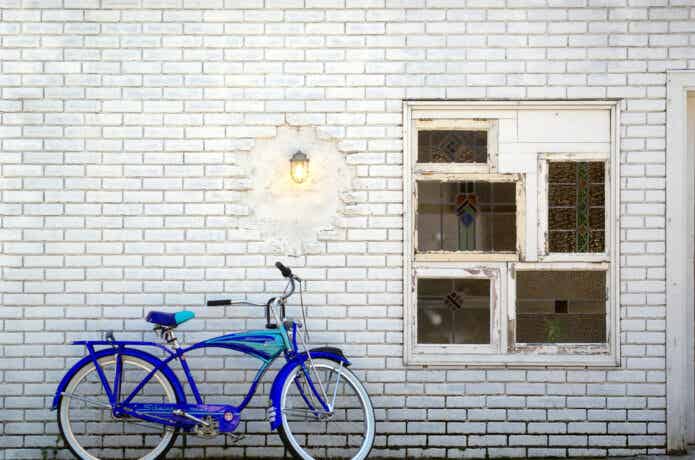 ビーチクルーザーと白い壁