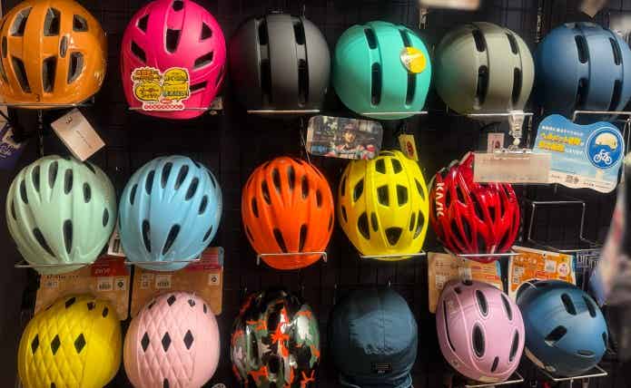 自転車店のヘルメット売り場」
