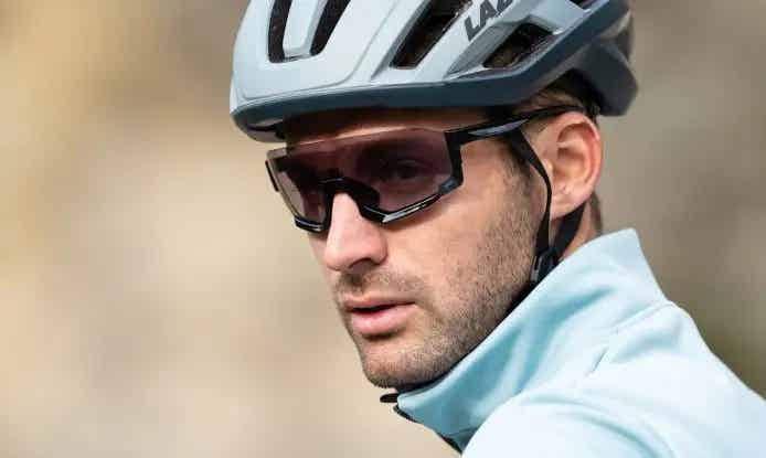 シマノ SEROLITEサングラスをかけた男性