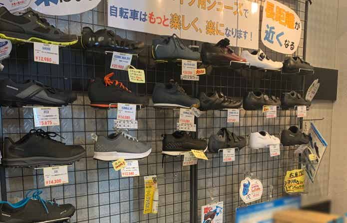 自転車ショップのシューズコーナー