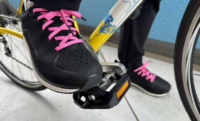 SPDペダルにシューズを乗せる