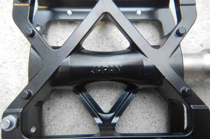 黒いフラットペダルのアップ