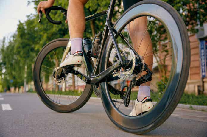 左後方から見たロードバイク