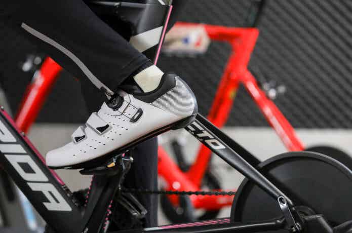 ビンディングシューズでロードバイクに乗っている
