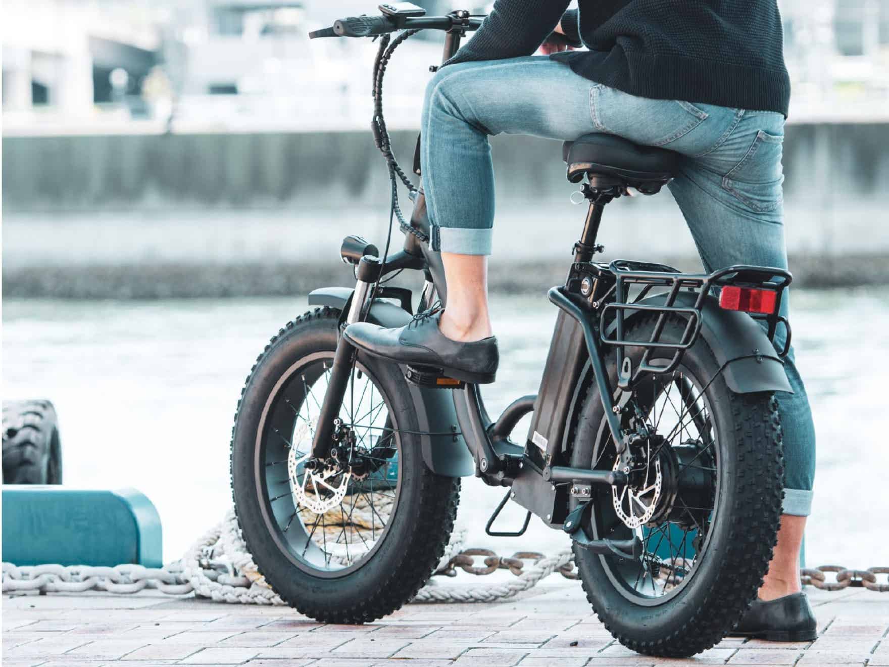 電動ファットバイクで街乗りする男性
