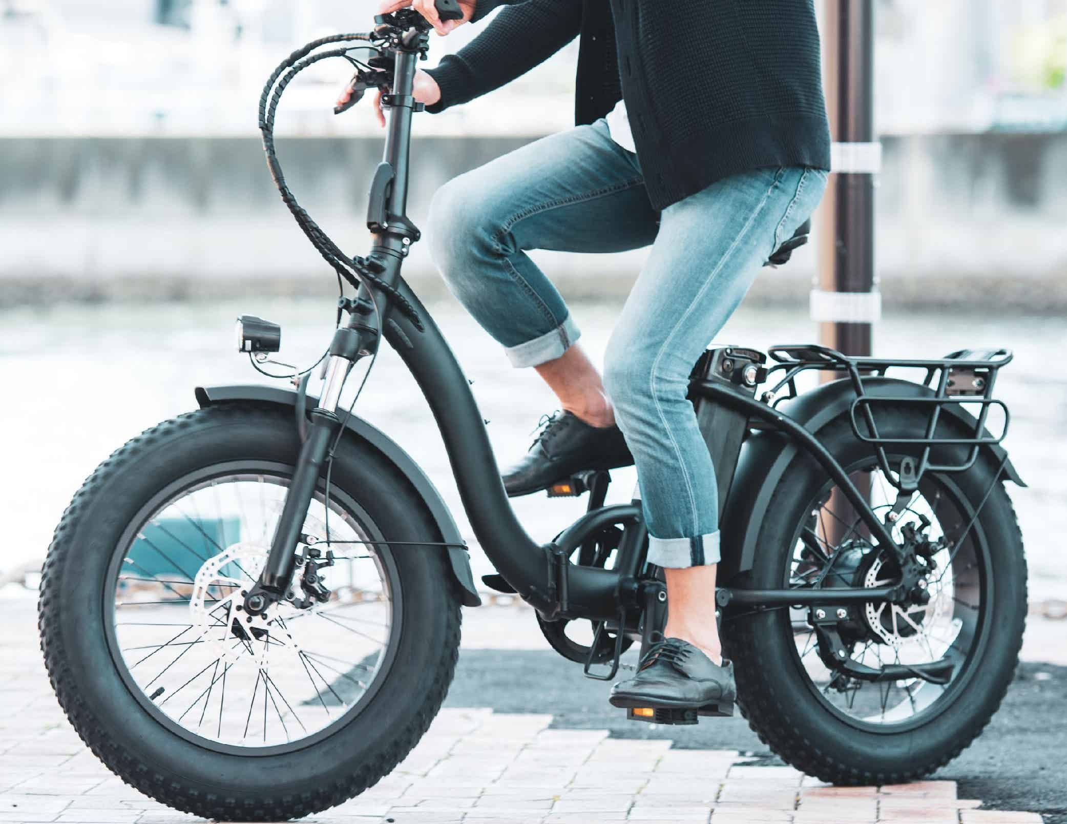 電動クロスバイクで出勤する男性