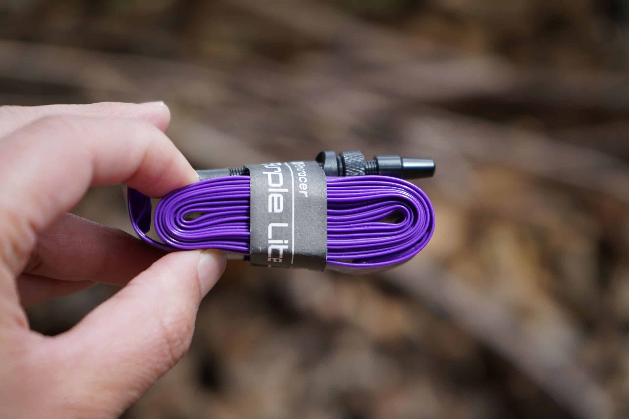 指でつまんだTPUチューブ