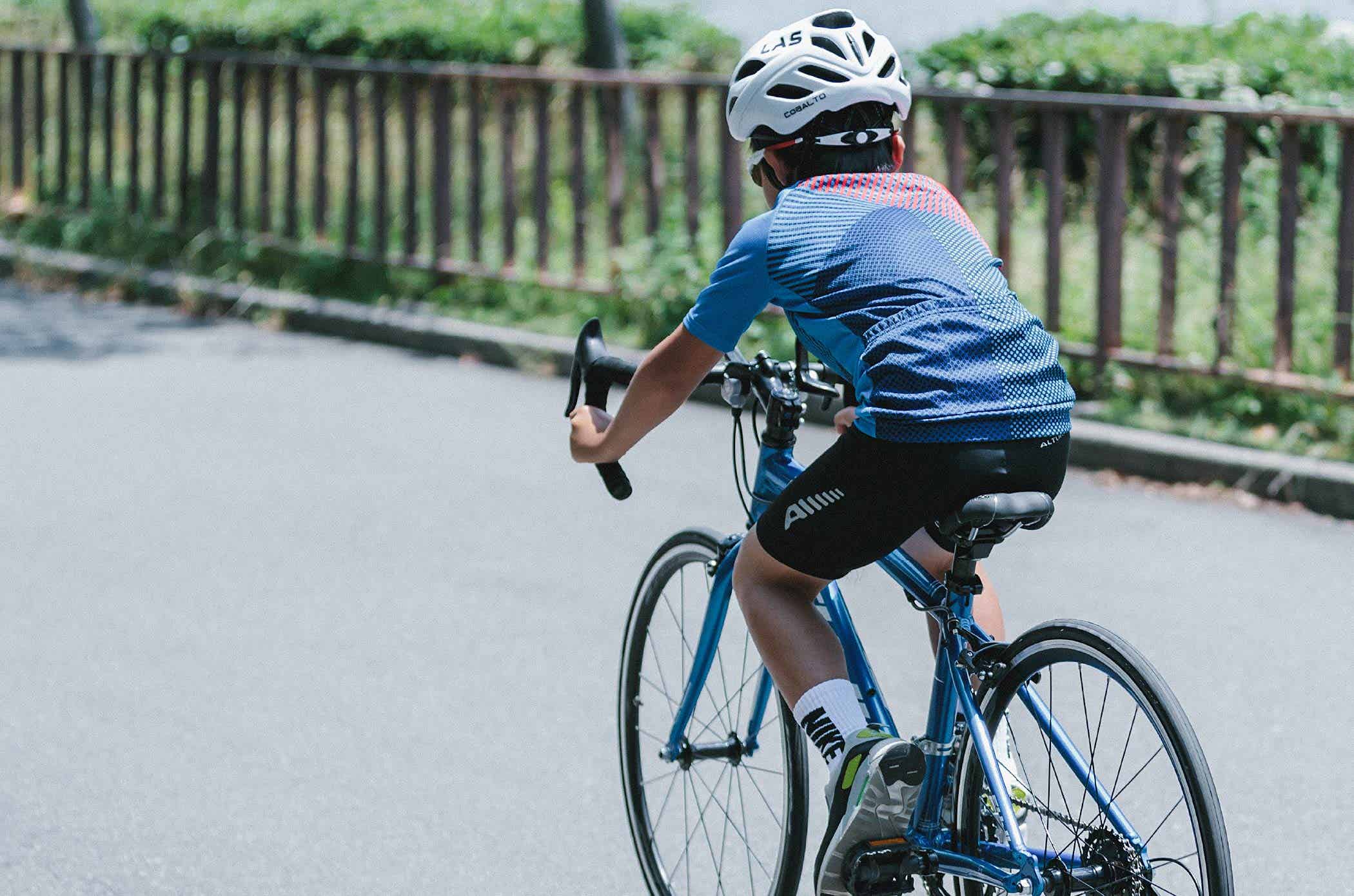 Fujiの24インチロードバイクに乗る子供