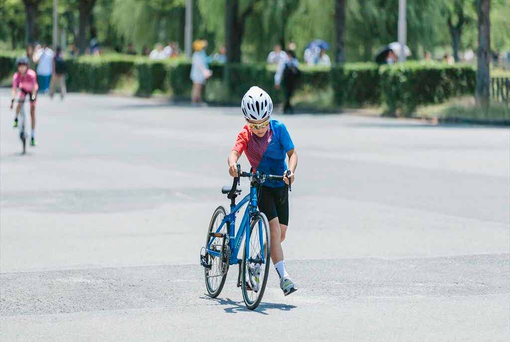 24インチロードバイクに乗る子供