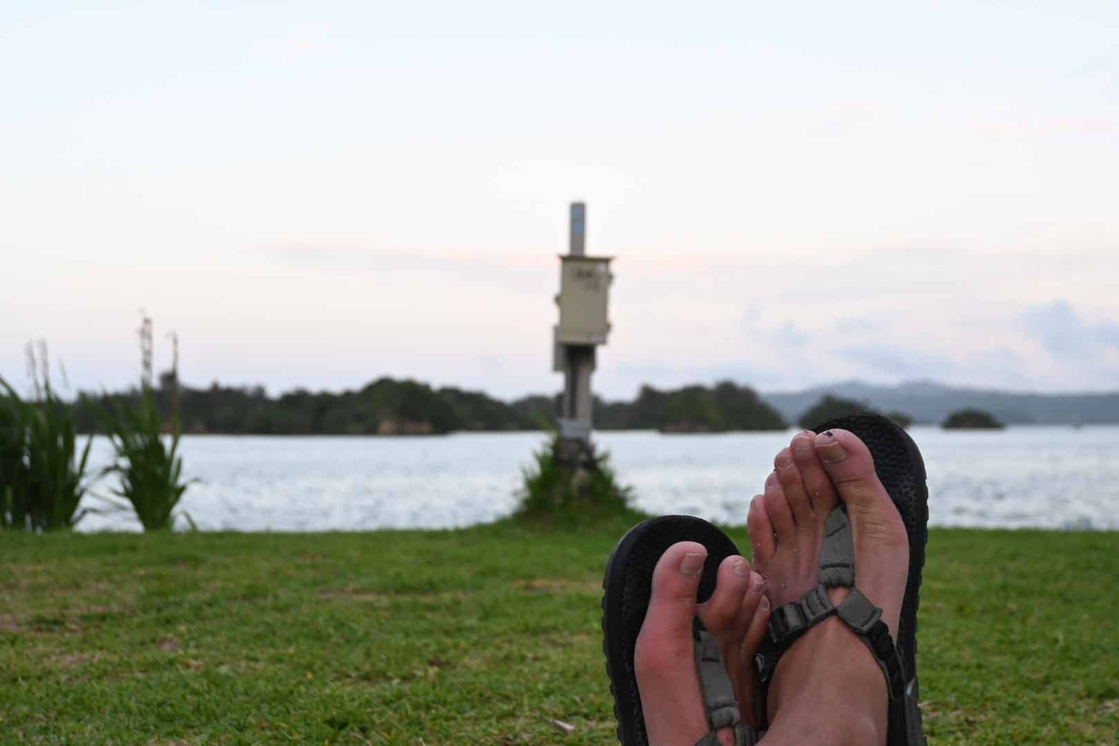 サンダルをはいた足