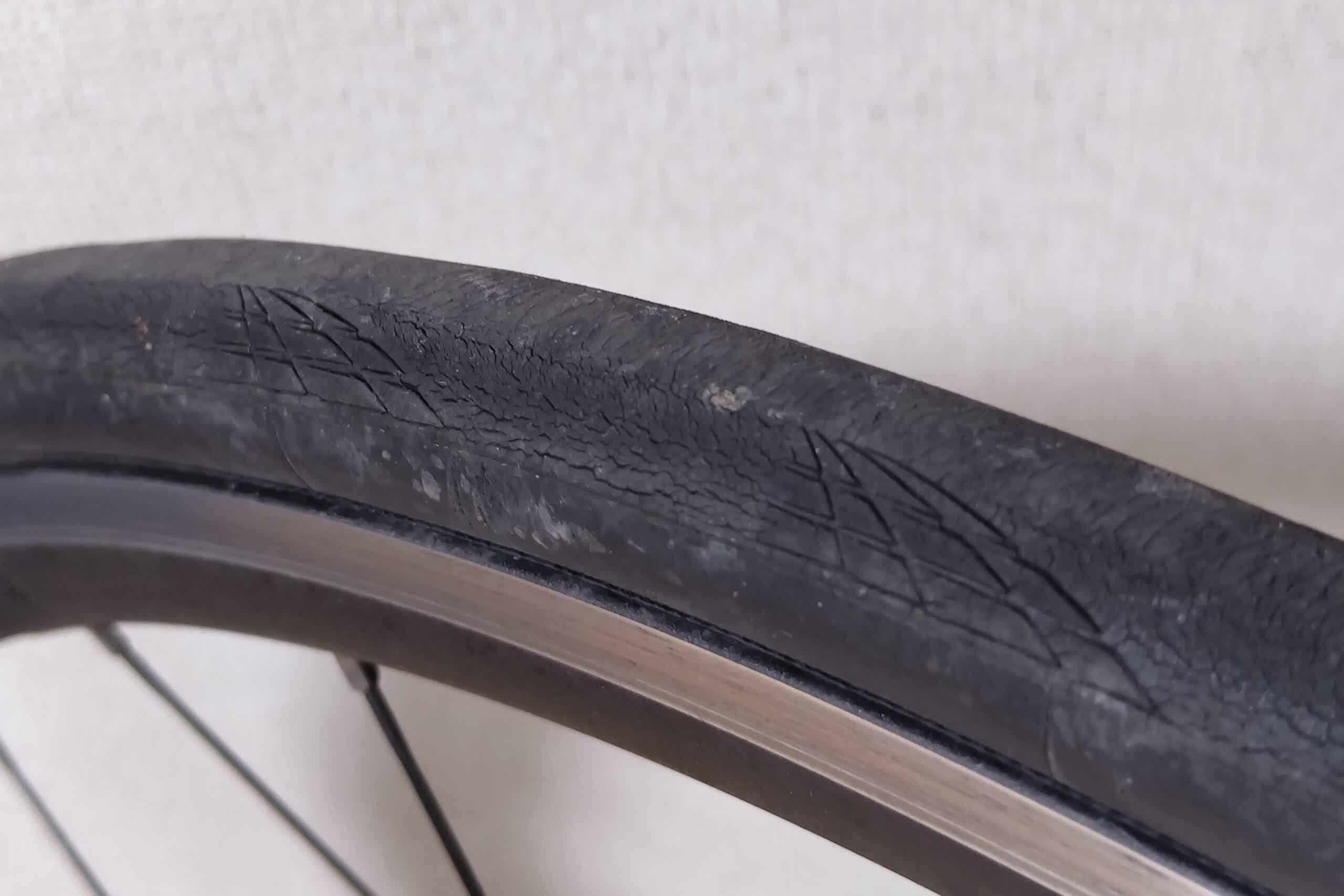 ひび割れたロードバイクのタイヤ