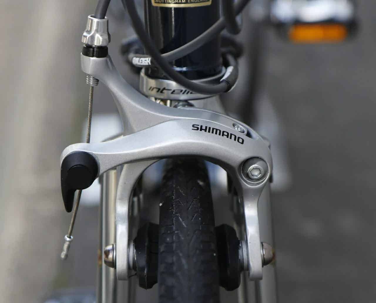 フラットバーロードのキャリパーブレーキ