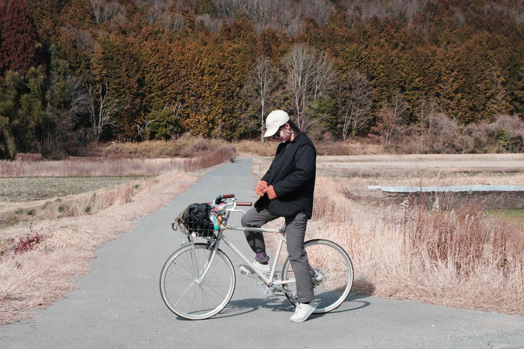 TOKYOBIKE 26にまたがっている女性