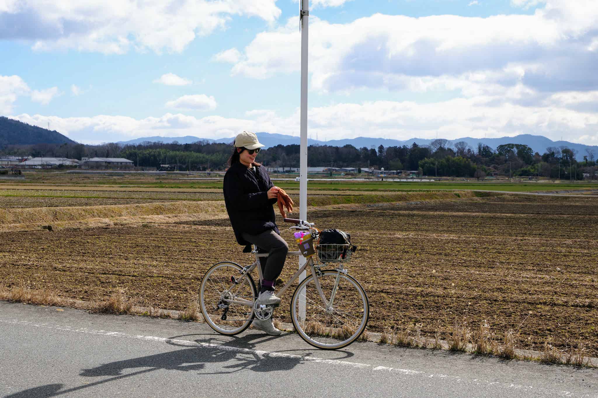 TOKYOBIKE26にまたがっている女性