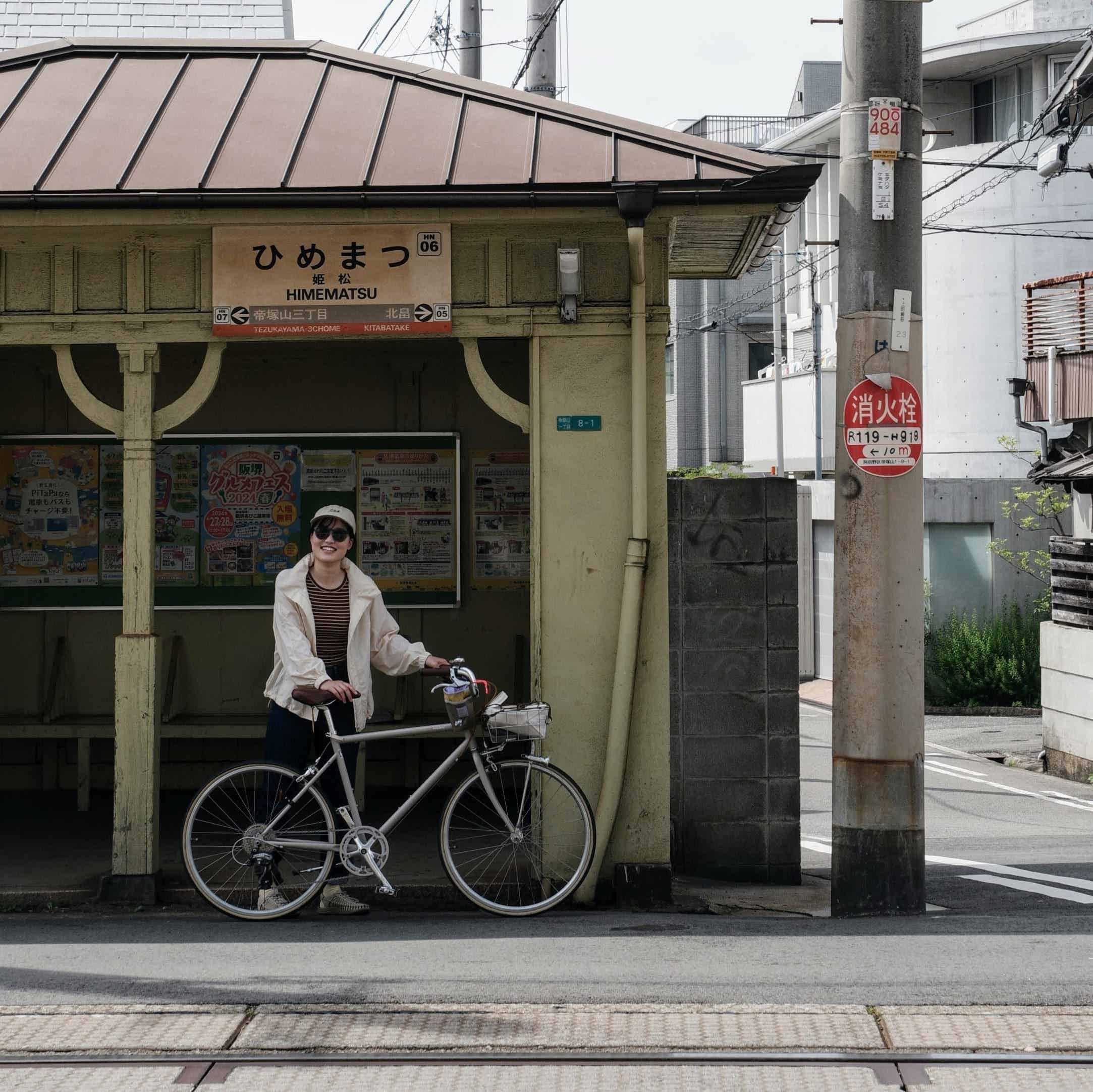 TOKYOBIKE26を手で支える女性
