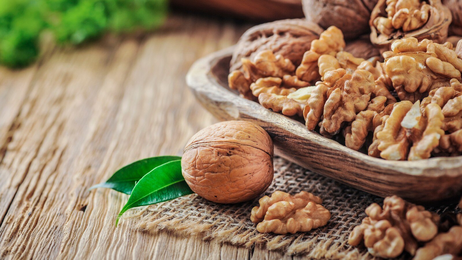 healthy skin ke liye khayen akhrot