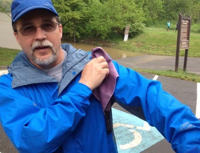 速乾タオルを使う男性