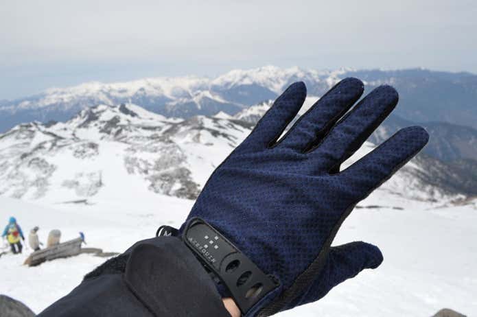 トレッキンググローブをつけて登山