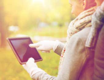 手袋をしてスマホを触る女性