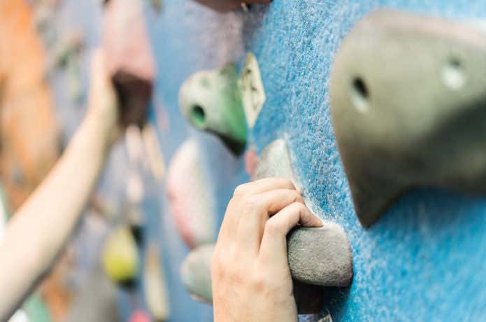 ホールドを掴んでいる画像