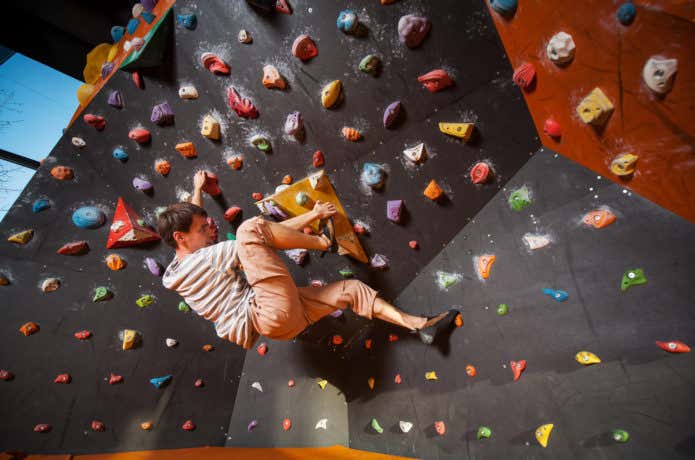 ボルダリングをしている男性