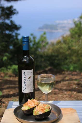 アボカドとカニ缶の塩だれレモンソースと白ワイン