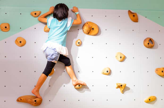 ボルダリングのホールドの上で左右の足を入れ替える