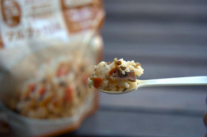 出来上がった「アルファ化米 五目御飯」