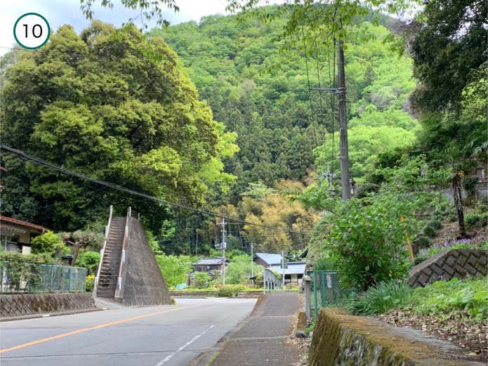 県道沿いを上る