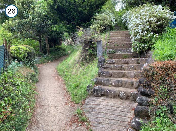 栃谷集落の中を進む