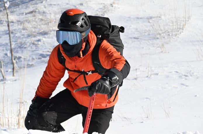 バラクラバを着けて雪山を登る人