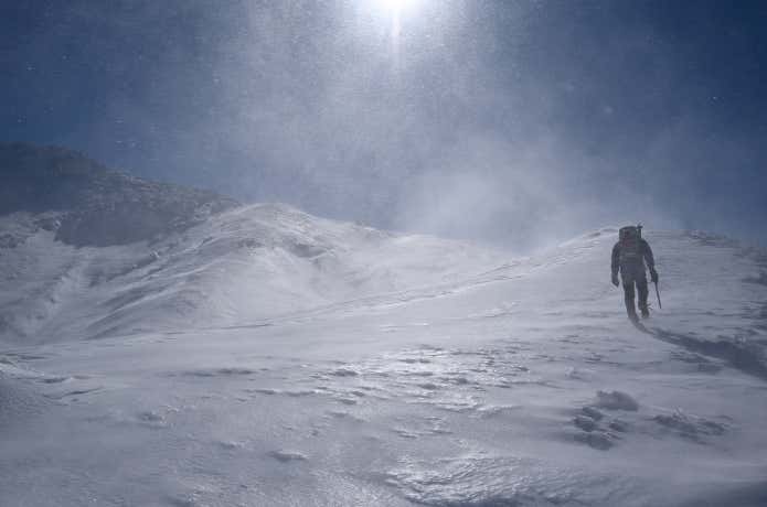 暴風の御嶽山を登る人