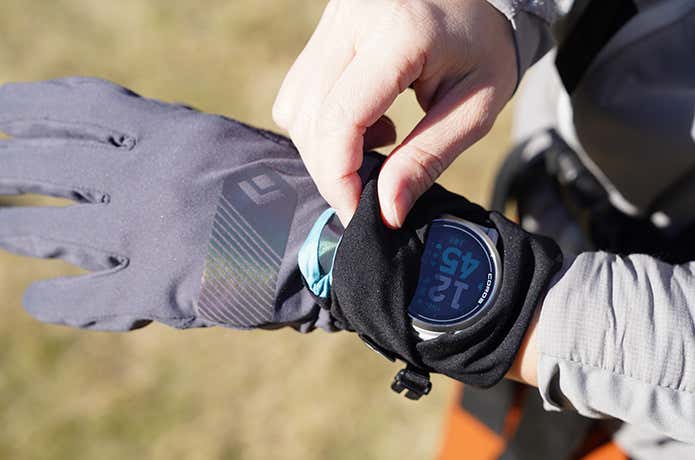 Black Diamond(ブラックダイヤモンド)ディプロイウィンドフードグローブ使用イメージ