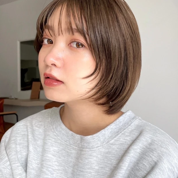 【大人のお洒落ボブヘア】顔まわりのレイヤー×ベージュ系ブラウンで軽やかに!