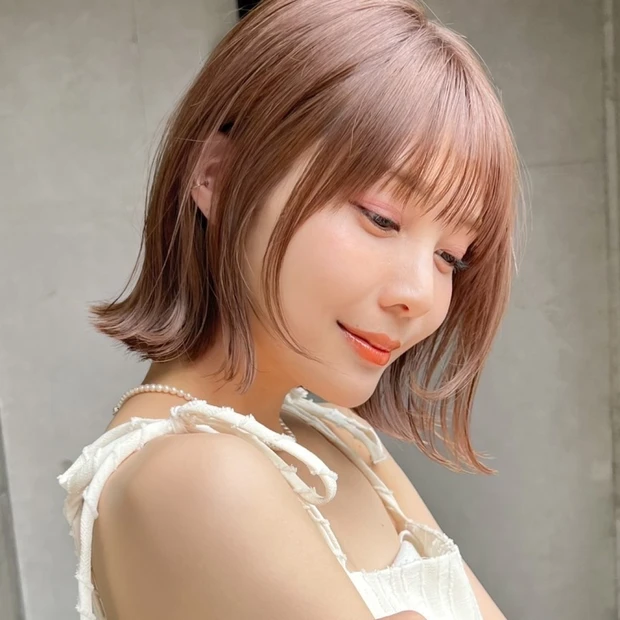 【ベージュのインナーカラーがお洒落】軽やかな外ハネとハイトーンカラーで作る夏ボブにスイッチ!