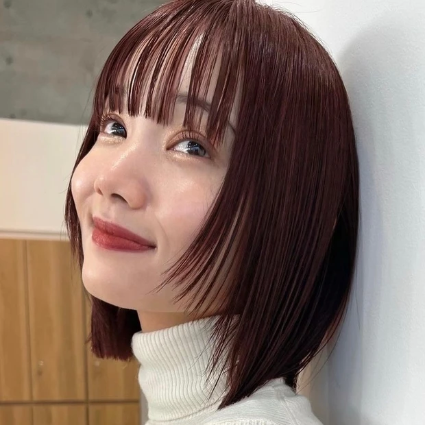 【大人に似合うお洒落なボブ】深みレッド×顔まわりのレイヤーが今ドキ!最新のボブスタイル