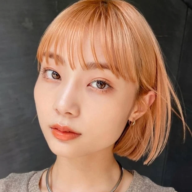 内巻きぱっつんボブ×オレンジ系ハイトーンが好相性! 若見えも叶えるお洒落ヘア