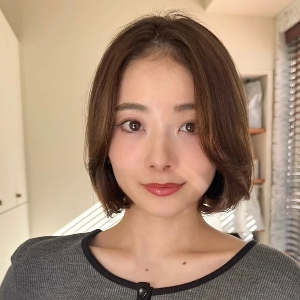 【ひし形レイヤーボブ】長めの前髪と毛先のカール感がフェミニンな大人のミニボブ