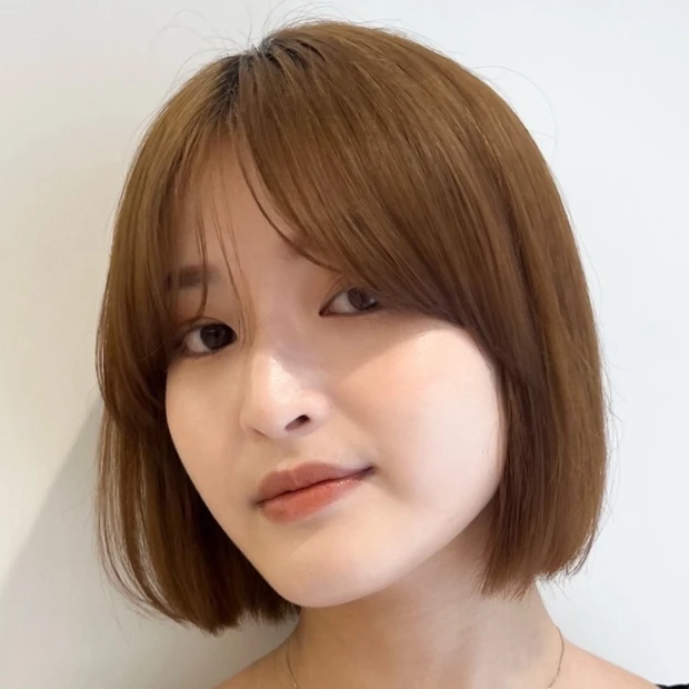 【大人のミニボブ】シンプルなボブヘアを軽やかに見せるなら、ベージュ系カラーにおまかせ!