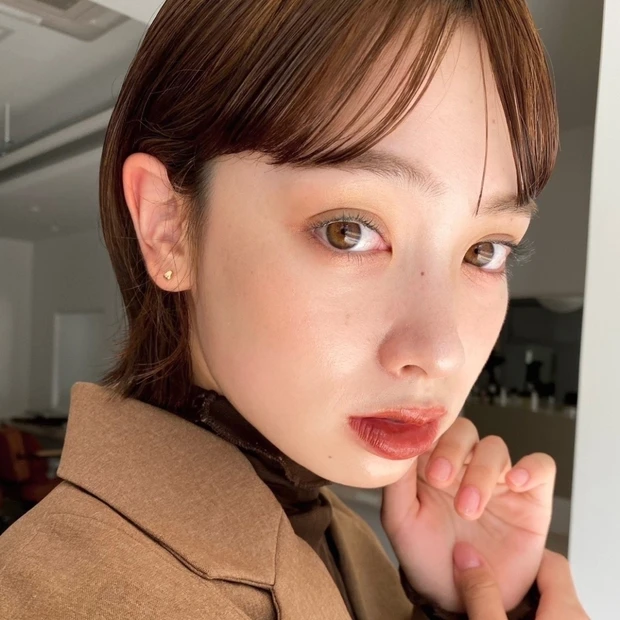 秋冬ボブはタイトな耳掛けヘアが正解! お洒落美人になれる【大人のヘアカタログ】